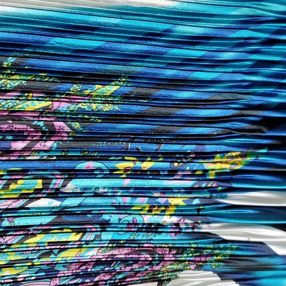 Woman's Top - Picture 2 of 3